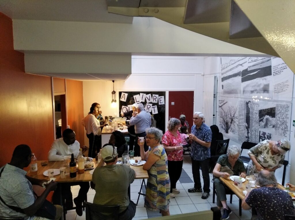 photo des participants au buffet de l AG