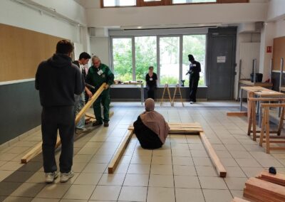 Phot des personnes participants à la construction de jardinières